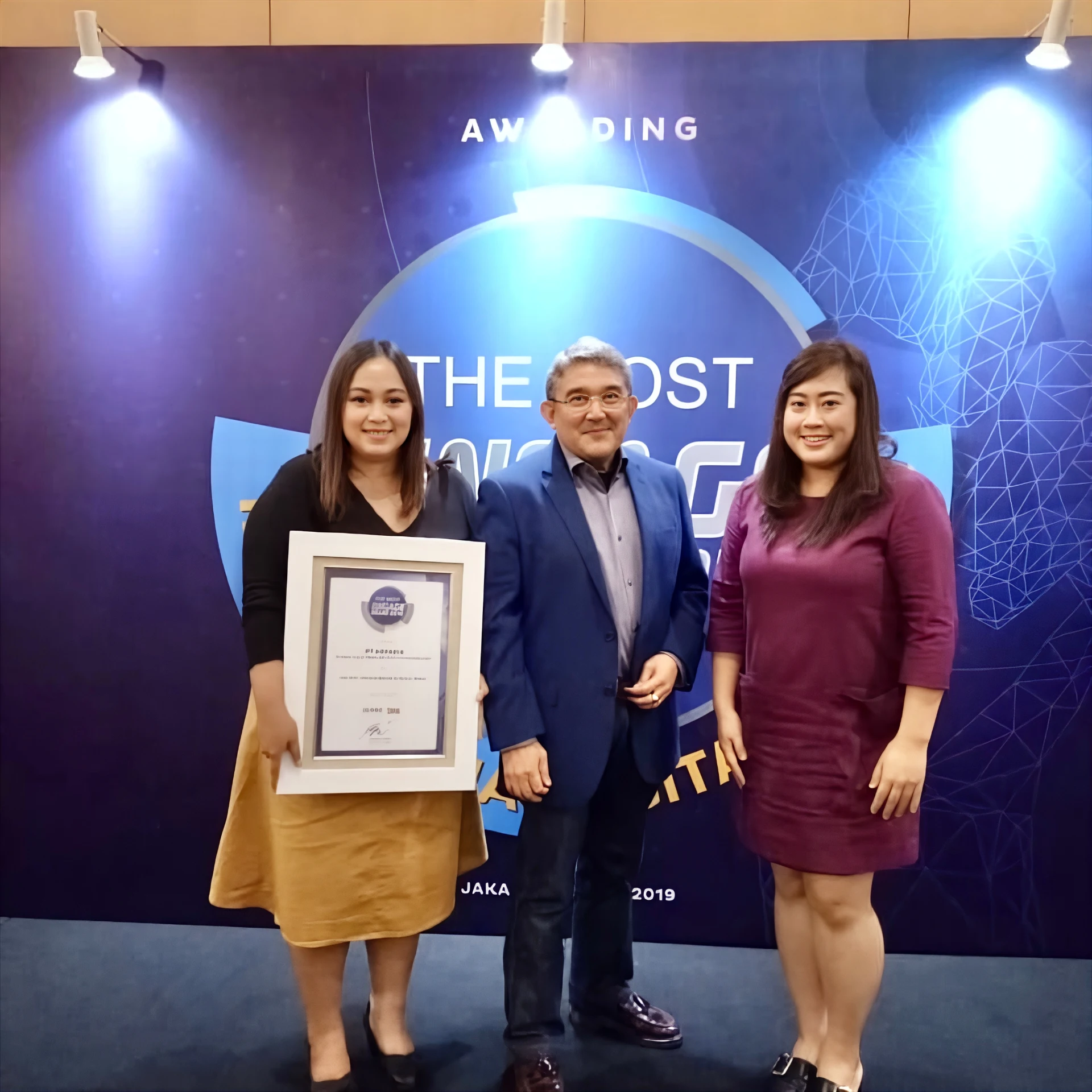 Arfadia receiving SWA MIX MarComm Award for BPJS Ketenagakerjaan